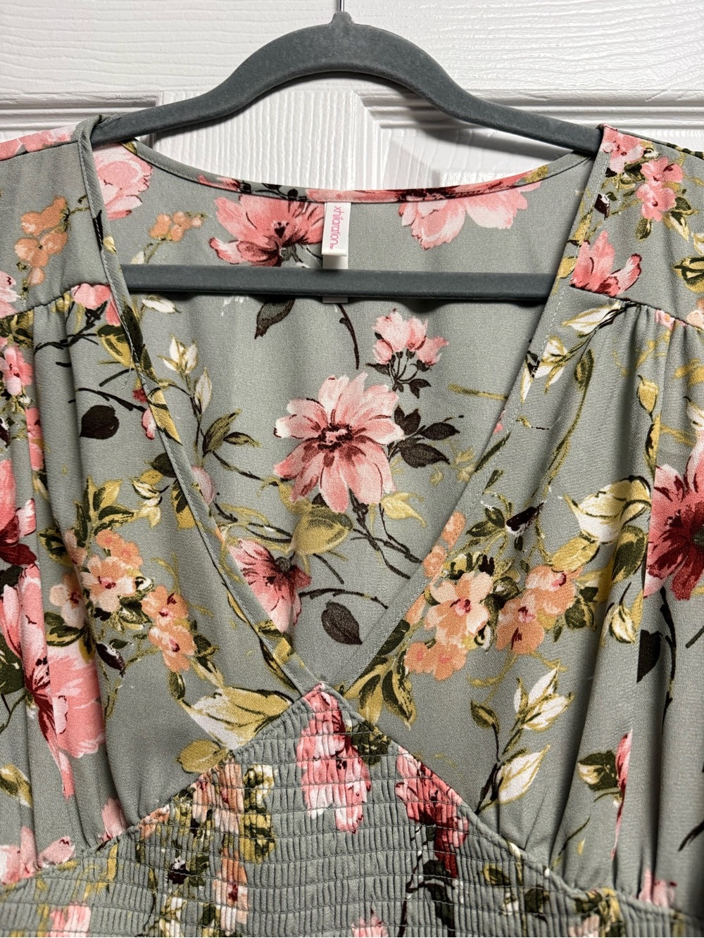Xhilaration Sage Floral V-Neck Smocked Dress With Ruffled Hem Size XXL - Picture 3 of 12